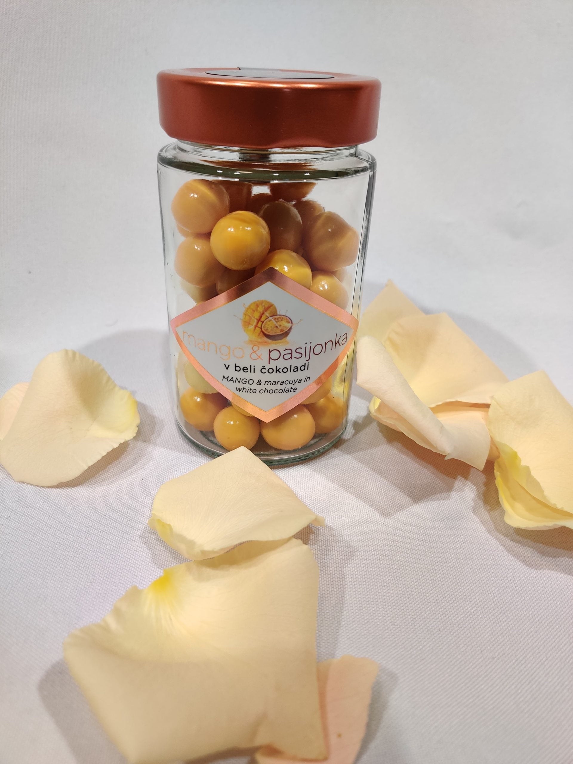 MANGO IN PASIJONKA V BELI ČOKOLADI