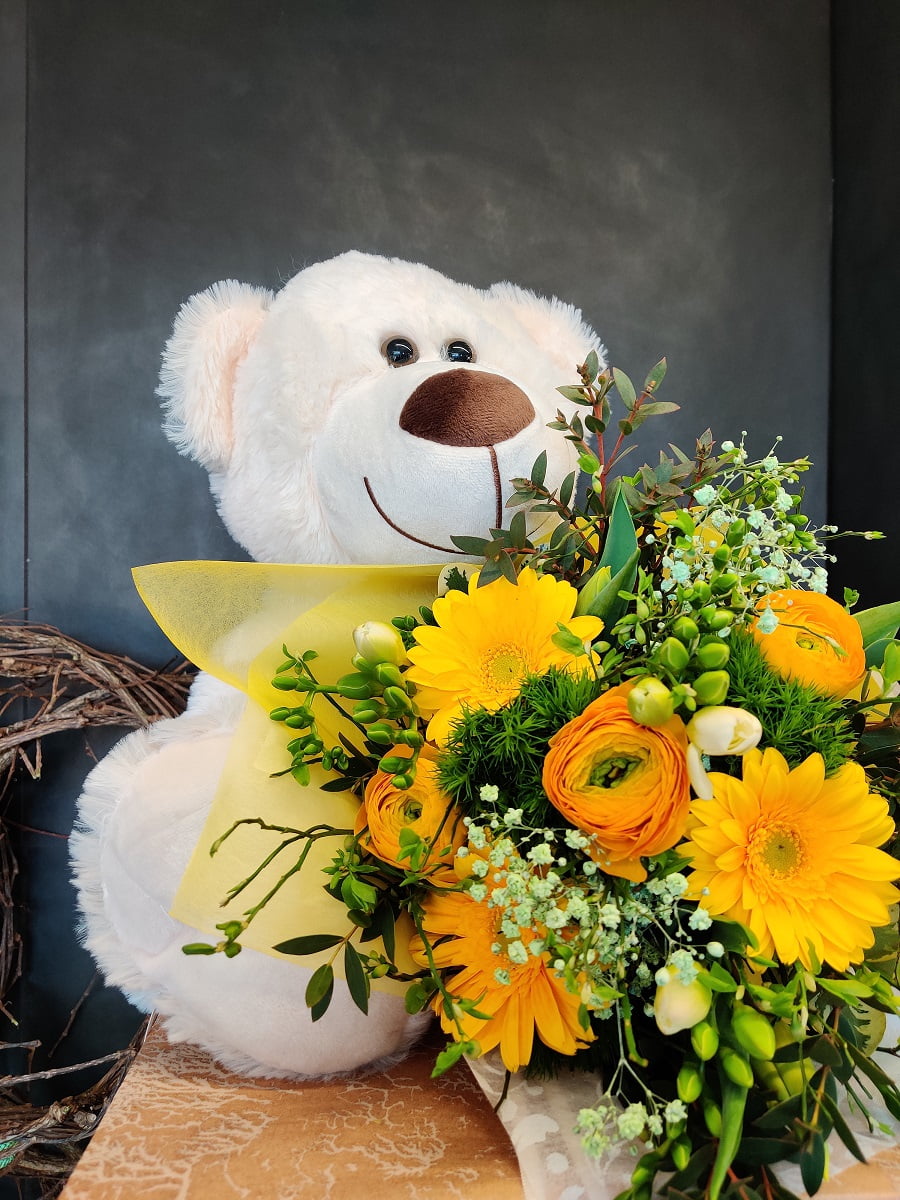 BEAR WITH A BOUQUET OF LOVE